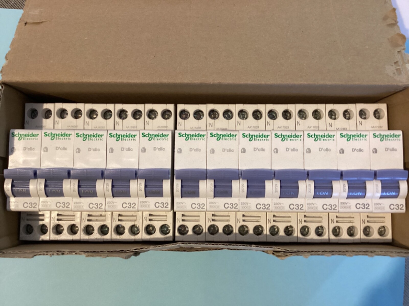 Disjoncteurs Schneider20729 32A 1P+N Courbe C 3kA peignable DCLIC neufs