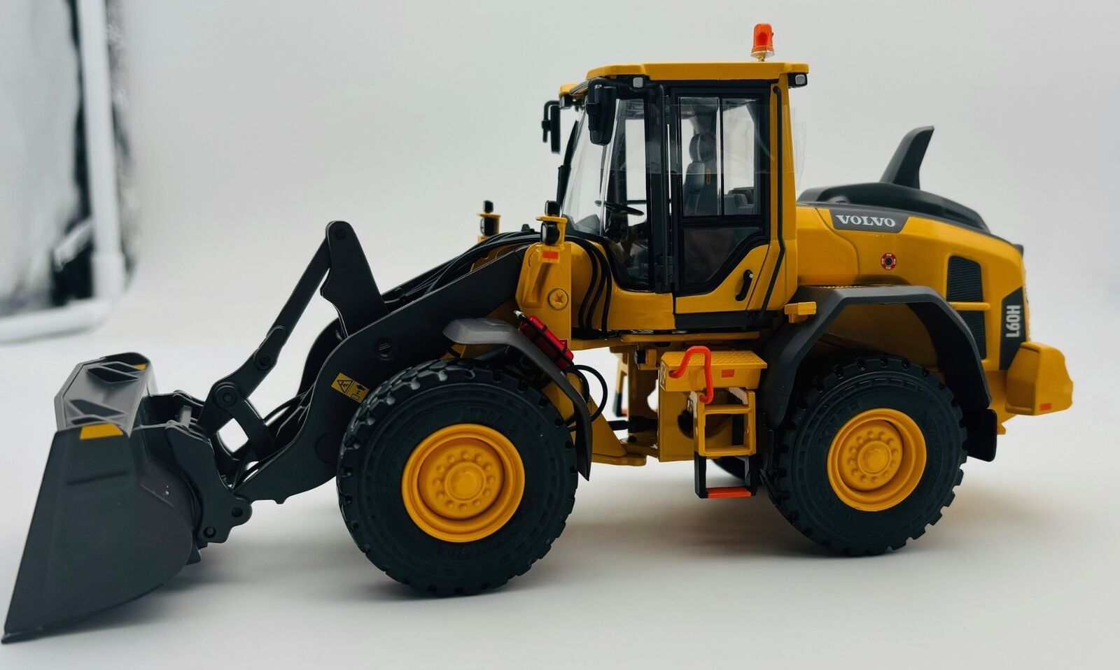 AT-COLLECTION - Chargeur sur pneus VOLVO L60H - 1/32 - ADF3200120
