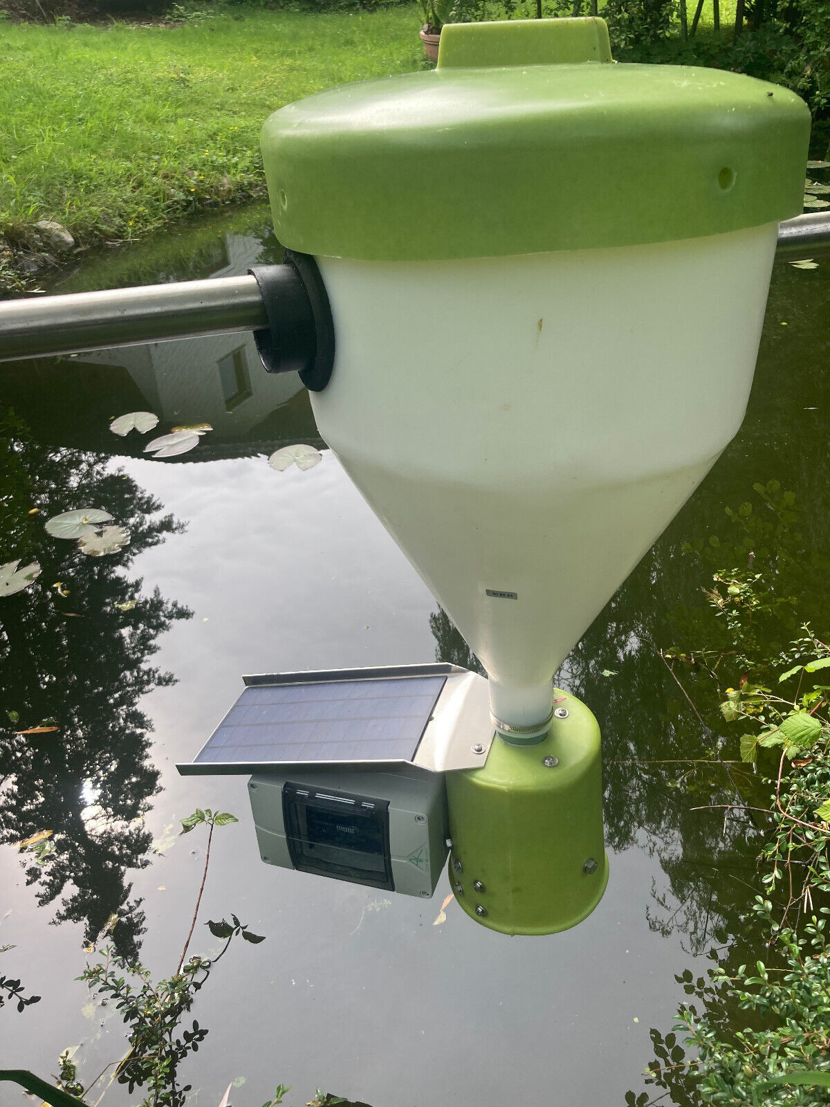 SOLARIS Futterautomat solarbetrieben mit Fütterungscomputer mit 25 Literbehälter
