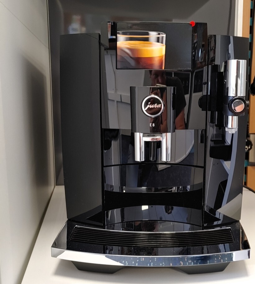 Jura E8 Kaffeevollautomat, 1450W - Piano Black (15355) + Rechnung 
