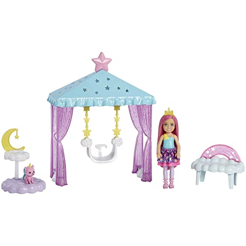 Barbie Dreamtopia, Chelsea Puppe Mit Rosa Haaren, Gelbe Einhornkrone, Rosa Einhornkatze, Wolken Und Sterne Fantasieschaukel, Accessoires, Geschenk Für