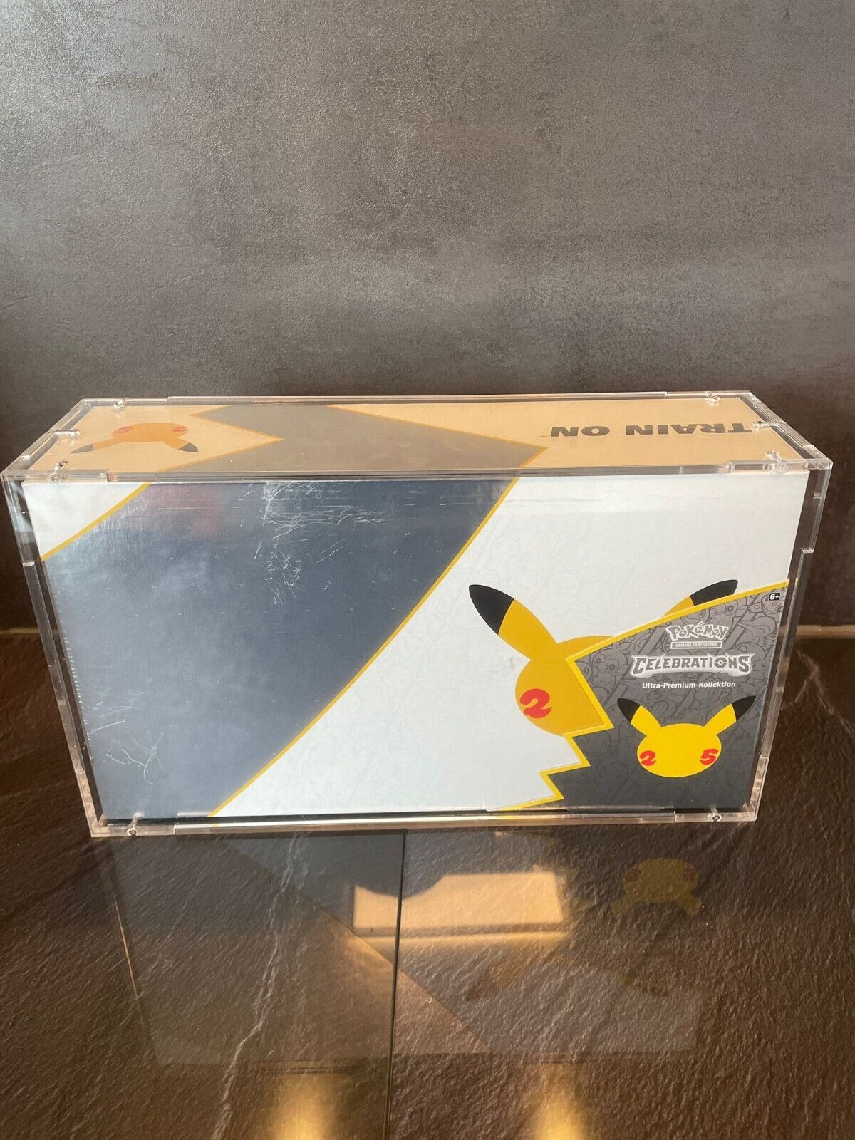 Pokemon Celebrations Ultra Premium kollection (Deutsch) + Acrylcase NEU & OVP